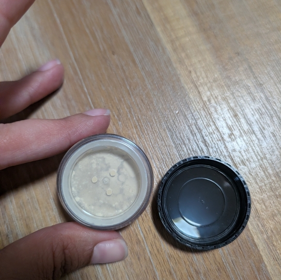 Laura Mercier Translucent Setting Powder - Picture 3 of 3